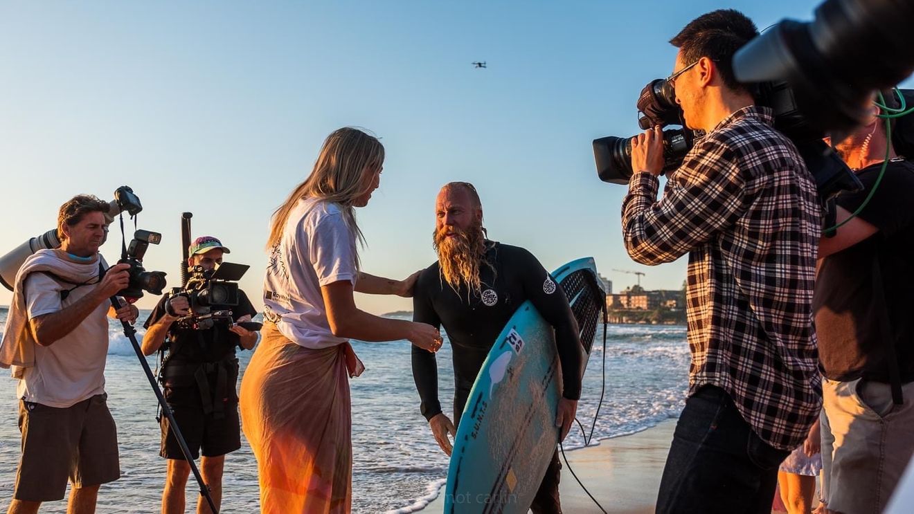 Un australian a doborât recordul mondial pentru cea mai lungă sesiune de surfing: 30 de ore și 11 minute petrecute în apă