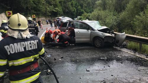 Accident cu 13 victime pe DN 15, unde o maşină şi un microbuz s-au ciocnit/ Traficul în zonă este blocat