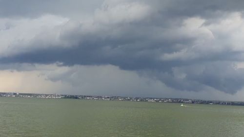 VIDEO Trei persoane au fost recuperate de pompieri după ce s-au răsturnat cu velierul pe lacul Siutghiol din Mamaia/ Constanța se află sub cod portocaliu de vreme rea