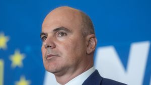 Rareş Bogdan, atac la USR şi la Dominic Fritz: Doreau să rămână bărbaţii însărcinaţi, vor să-l anuleze pe Moş Crăciun / Răspunsul primarului Timișoarei: ”Crăciun fericit!”