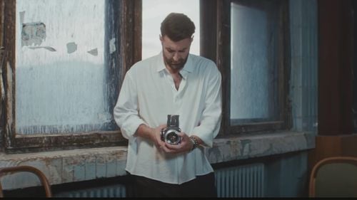 VIDEO Smiley a lansat melodia ”Cum te văd eu”, o declarație pentru femeile pe care bărbații le văd mai frumoase decât se văd ele / Piesa, lansată mai devreme după un pariu pierdut