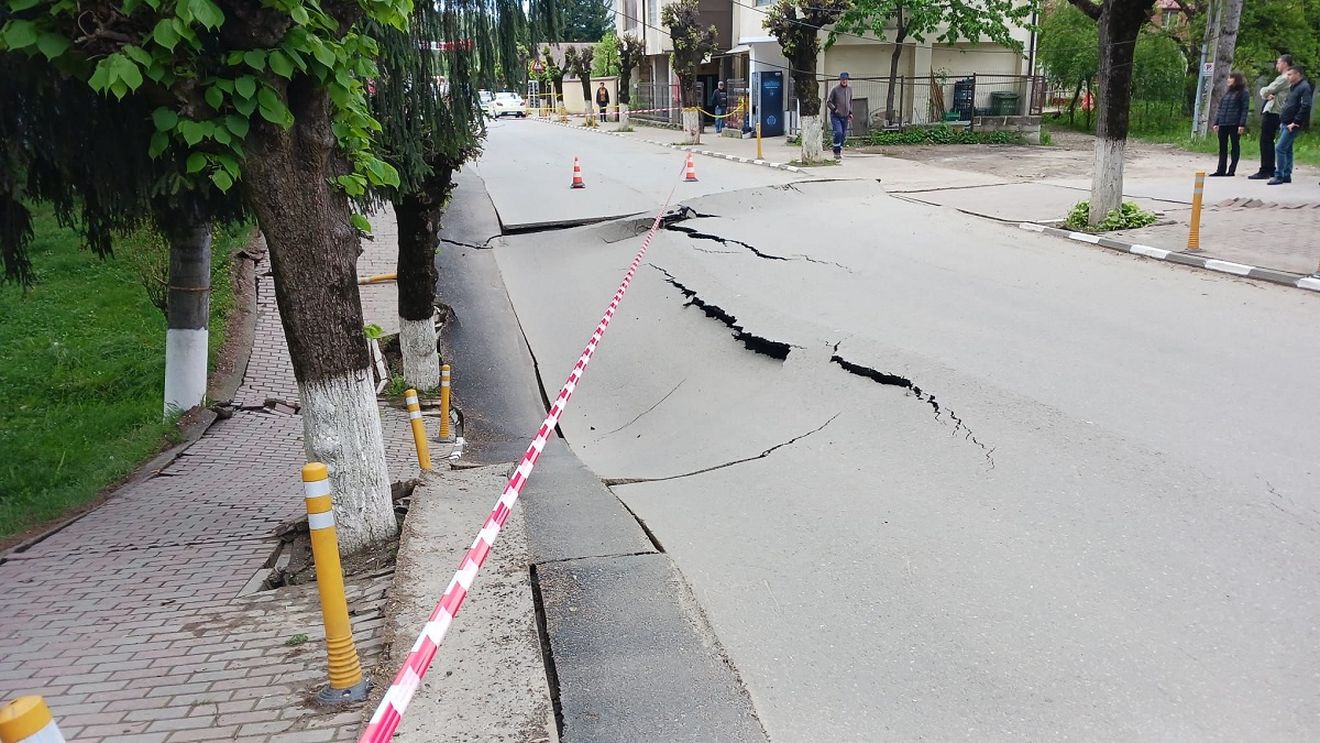 Autorităţile din Prahova cer ca Institutul Geologic al României să efectueze studii şi foraje în zona din Slănic, afectată de surpare