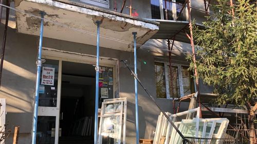 Blocuri din București reabilitate termic în plină pandemie de coronavirus. Locatarii reclamă că muncitorii le intră în case să înlocuiască tâmplăria și pot răspândi virusul