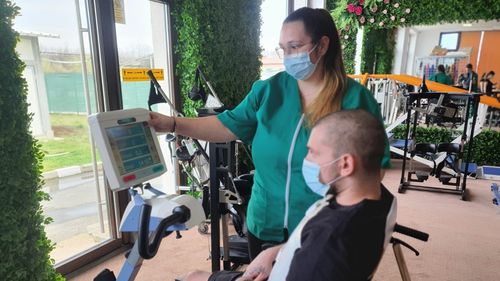 Paralizat după un accident rutier, un tânăr reușește să facă primii pași, la Spitalul Sfântul Sava, din Pantelimon (P)