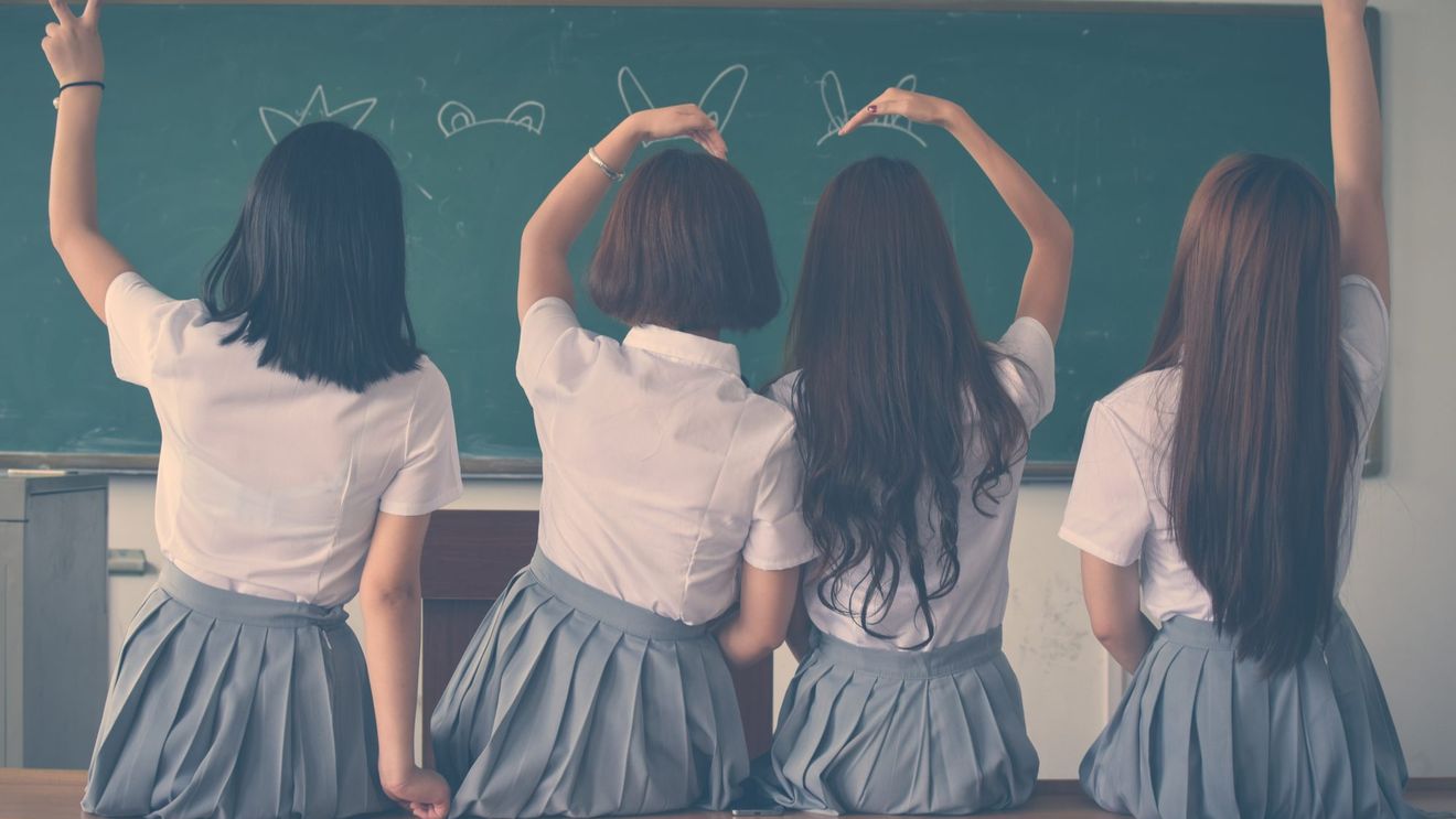 Elevii din Teleorman denunță reguli absurde în anumite licee: La băieți, "nu se admit perciuni lungi, cercei", "tunsori extravagante", tricouri cu desene discriminatorii, iar la fete – interzis cu "blugi decupați" sau cu pantaloni cu talie joasă