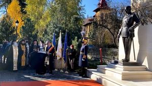 VIDEO Statuie a Regelui Mihai I, ridicată la Sinaia şi dezvelită la 100 de ani de la naşterea Majestăţii Sale. ”Sinaia a dat României ultimul Rege”