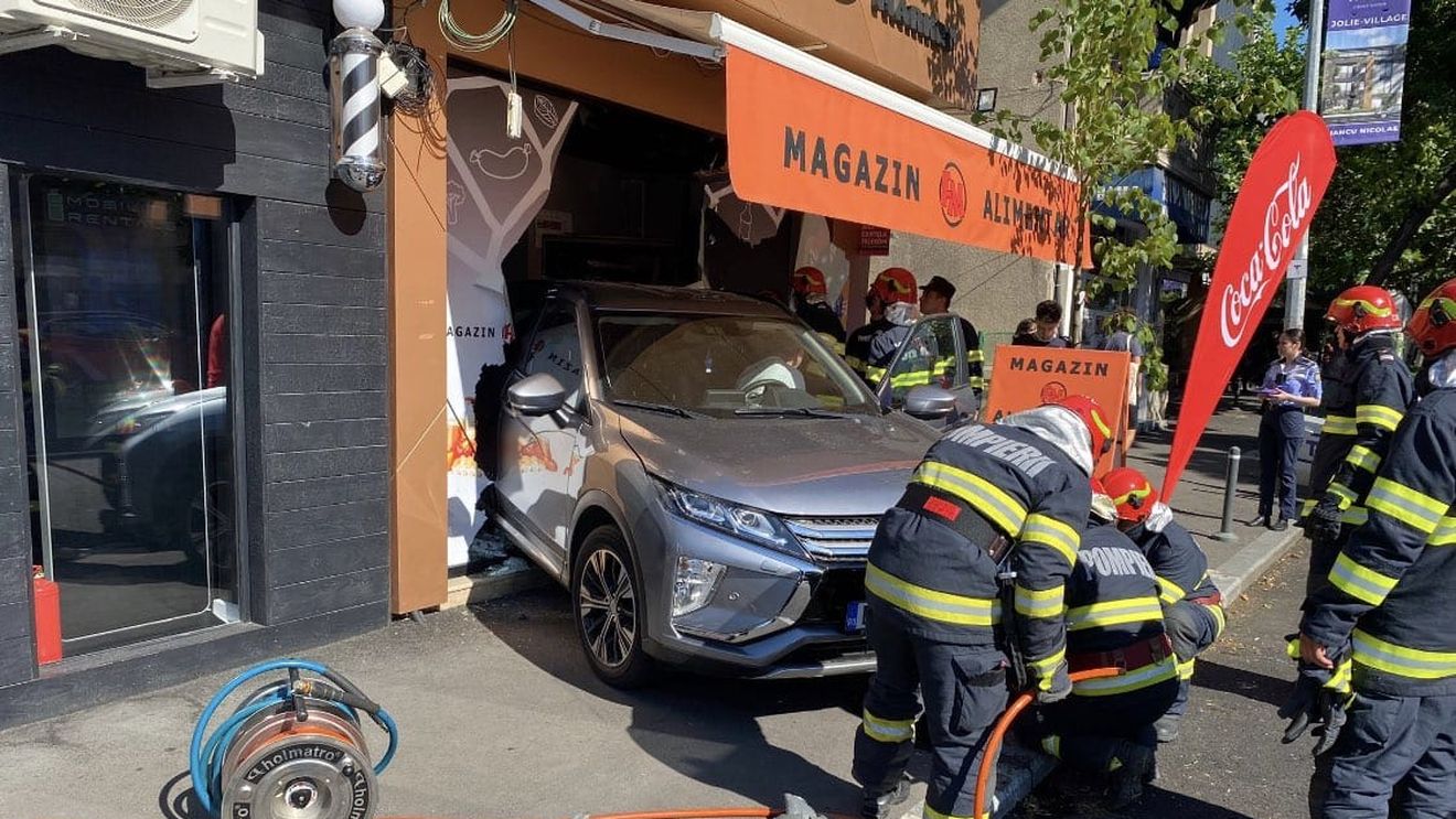 După o manevră nereușită, un șofer din Capitală a intrat cu spatele mașinii într-un magazin / Vânzătoarea, rănită la mână