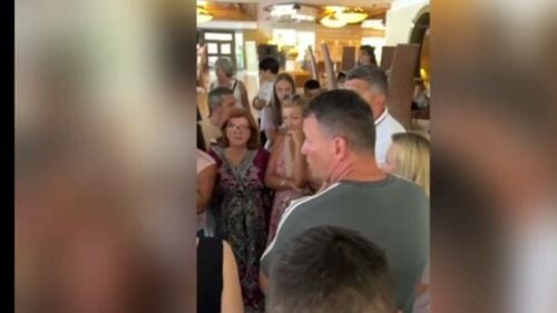 S-au înmulţit problemele din aeroporturi. Peste 120 de români așteaptă de trei zile să se întoarcă din Rodos. Ce spun oamenii