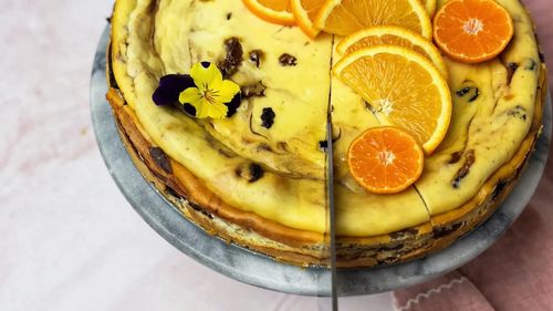 Desert cremos cu brânză și note de portocală / Rețeta rapidă, fără aluat, pe care o poți pregăti în acest weekend