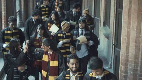 Campusul unei universități din Pakistan, transformat de studenți în şcoala de magie Hogwarts / Școala din Lahore a participat la un festival dedicat universului Harry Potter