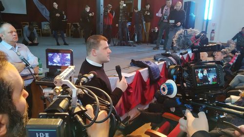 VIDEO Imagini inedite cu dezbaterea de la Ditrău dintre locuitori și primar pe tema condițiilor de angajare de la brutăria din Ditrău / Ce au spus oamenii despre muncitorii din străinătate și despre cei din Sri Lanka - reportaj Atlatszo.ro