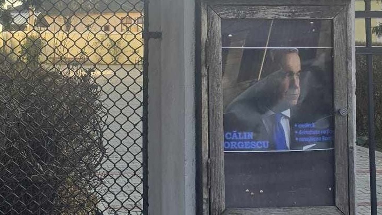 Afiș al lui Călin Georgescu la una din cele mai vechi biserici din Sibiu / Preot: ”Dacă nu erau preoții să facă politică, nu aveam acum România mare”