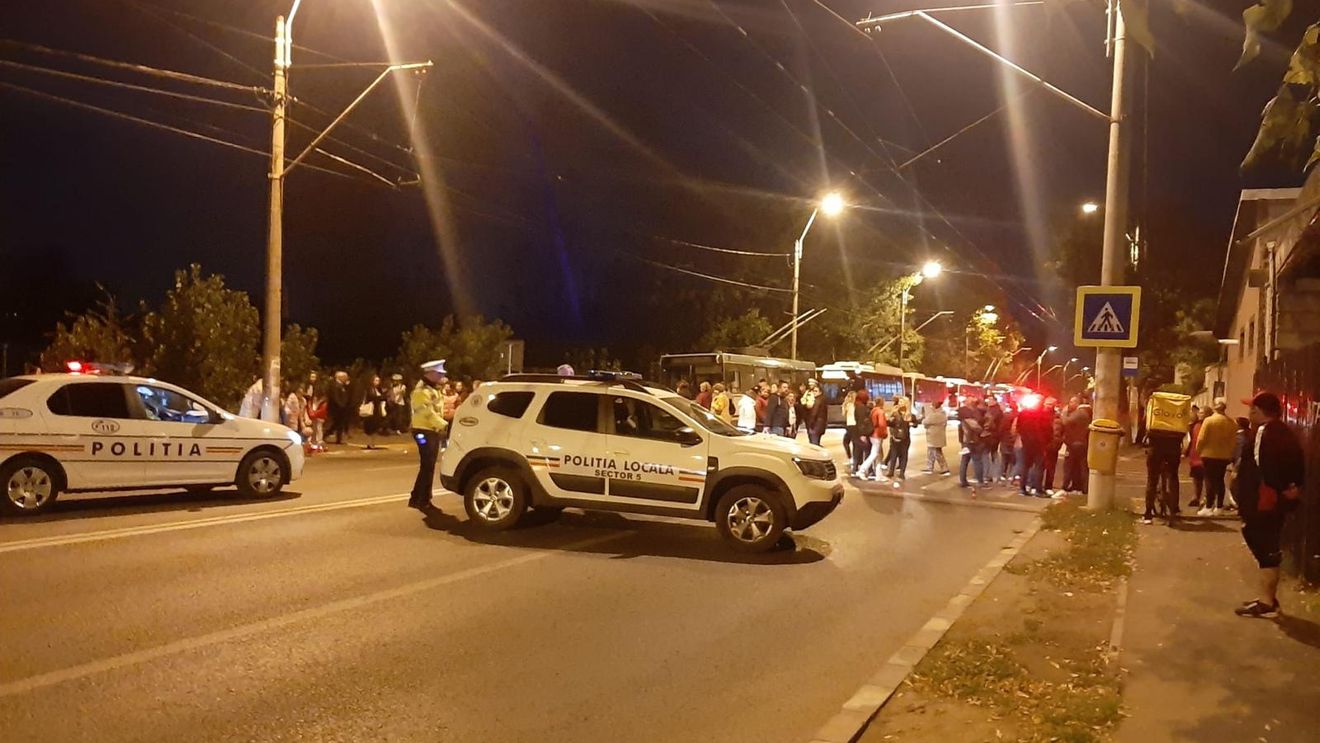 Oamenii din zona străzii Antiaeriană, în stradă pentru a cincea seară: Semaforul a fost doar promis