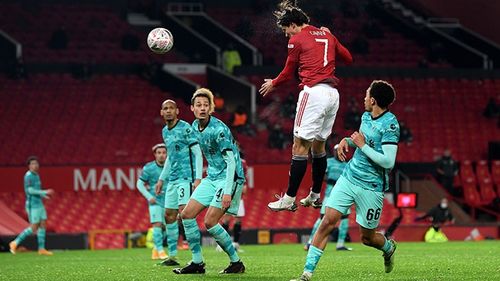 Lovirea balonului cu capul la fotbal "sporește riscul de demență". Fundașii sunt cei mai expuși riscului