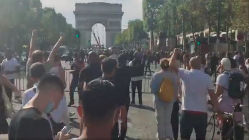 VIDEO Mii de persoane au manifestat în Franța, sâmbătă, împotriva permisului de sănătate și a vaccinării obligatorii pentru unele profesii