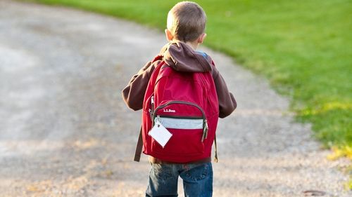 Elevii din Sfântu Gheorghe, stimulaţi cu premii să meargă pe jos la şcoală / Fiecare copil care merge cu pedibus-ul primește stickere, strânge puncte și poate câștiga chiar și un ghiozdan cu roți
