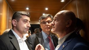 Ministrul Virgil Popescu anunță că îl dă în judecată din nou pe George Simion (AUR) / ”Campania de hărţuire la adresa mea nu mă intimidează!” / Simion l-a făcut hoț pe ministru, pe aeroportul din Viena