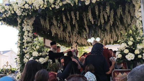 Circa 32.000 de persoane au participat la Sfânta Liturghie organizată la Iași de sărbătoarea Sfintei Cuvioase Parascheva / IPS Teofan a premiat trei familii de preoţi care au câte 10, 11 şi 12 copii