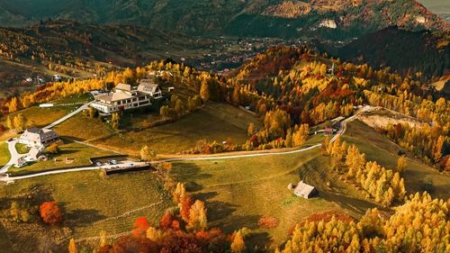 Hotelul Matca din Brașov, inclus de revista „Time” în topul celor mai frumoase locuri de cazare din lume, în 2025 / Este singurul din România / ”Oaspeții se pot îmbăia în fân, o experiență care implică înfășurarea întregului corp în fân cald și umed”