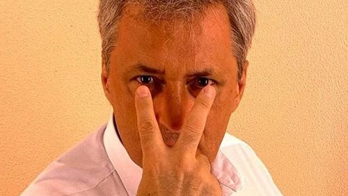 Marcel Vela, cu ”masca de pieton anonim” pe Calea Victoriei: Ieri am făcut câțiva pași și am văzut că oamenii respectă purtarea măștii. Le-am spus în gând: Mulțumesc!