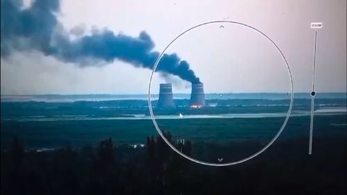 VIDEO Ucraina și Rusia se acuză reciproc după incendiul izbucnit la turnul de răcire al centralei nucleare Zaporojie / AIEA "nu a identificat niciun impact asupra securităţii nucleare"