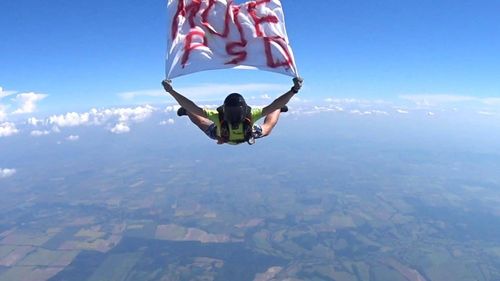 ”M..E PSD”, din stradă în Parlament și la Cotroceni. Arma cu care se atacă reciproc Iohannis și Dragnea a ajuns peste tot: pe tricouri, pe parașute, pe mașini, pe plaje și în vârf de munte - FOTOGALERIE