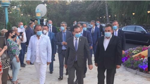 Orban a participat la inaugurarea hotelului Amfiteatru din Olimp. Proprietarul, Mohammad Murad, i-a cerut premierului să dea mai puține amenzi, ca oamenii de afaceri să poată supraviețui