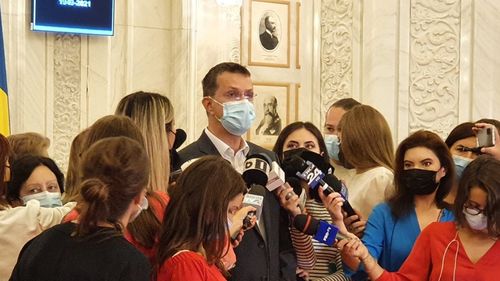 Moșteanu: Cei 80 de parlamentari USR PLUS vor vota moțiunea, indiferent care va fi rezultatul congresului partidului / Guvernarea PNL poate continua cu voturile PSD sau cu voturile USR PLUS. Noi ne așezăm la masă dacă vin cu altă propunere de premier