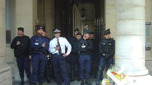 Uciderea lui Nahel de către poliție în suburbiile Parisului: ce spune legea cu privire la uzul armelor de foc de către forțele de ordine în Franța