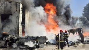 Incendiu puternic la o fabrică de mase plastice din Vâlcea / Un pompier și alte două persoane au avut nevoie de îngrijiri medicale