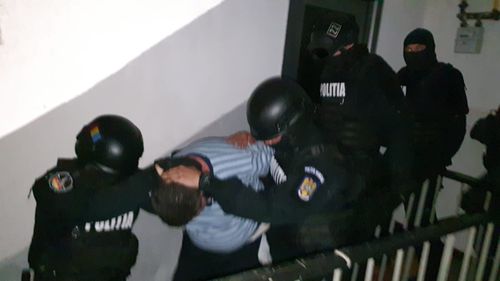 VIDEO Un bărbat din Botoșani, cunoscut cu probleme psihice, și-a sechestrat soția în apartament. Polițiștii și jandarmii au intrat cu forța în locuință și l-au dus la spital