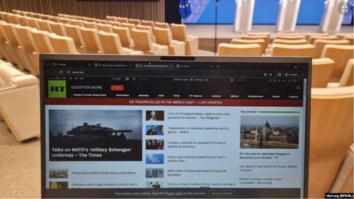Europa Liberă: Posturile rusești RT și Sputnik sunt încă accesibile în UE, chiar în sediul Comisiei Europene, la doi ani de la interdicție