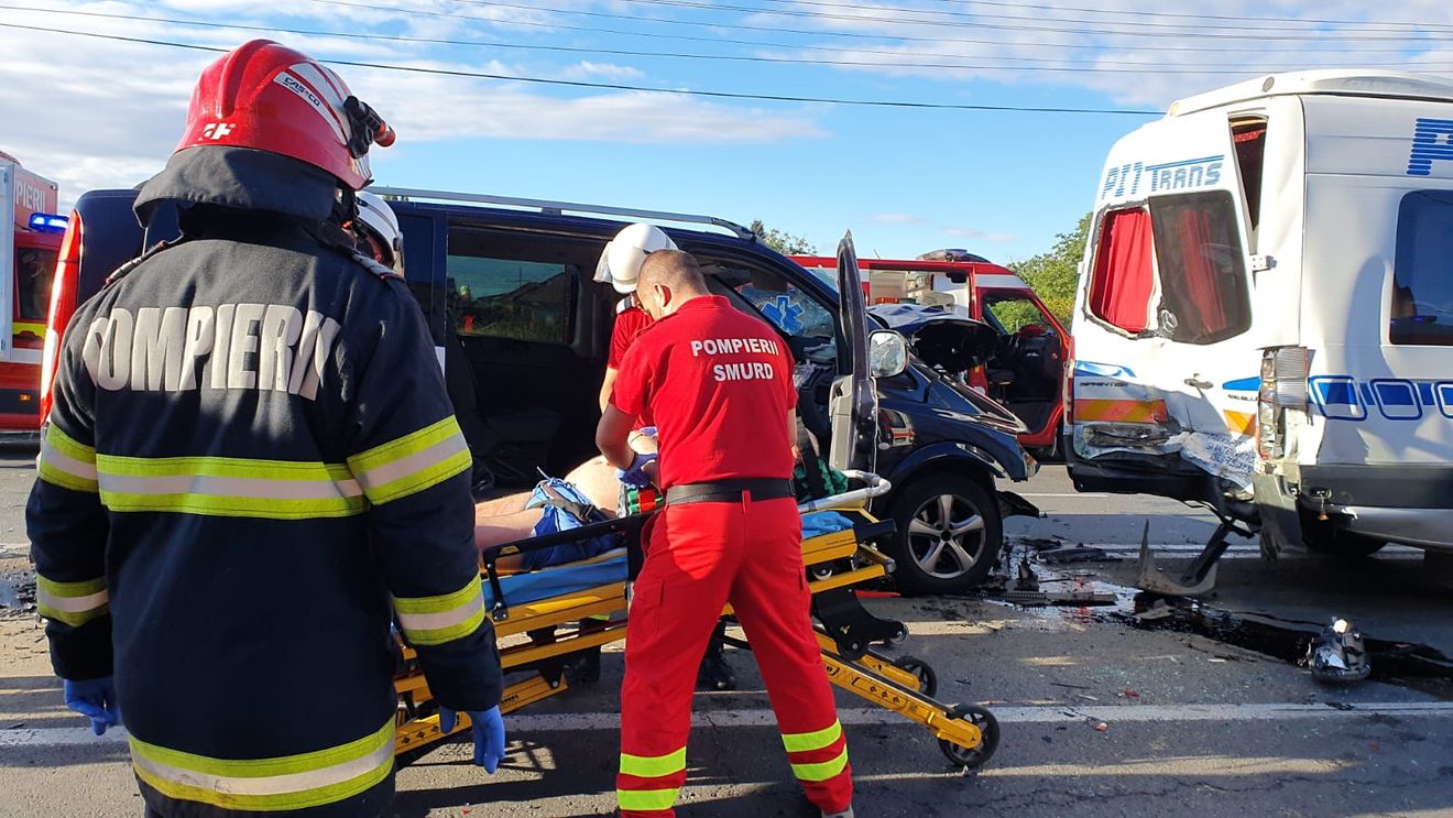 Mureş: Accident între un autoturism și un microbuz care transporta 11 persoane și