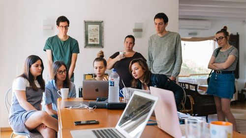 Îngrijorările tinerilor din UE, înainte de alegerile europarlamentare/ De la dezinformare pe site-urile de știri la educație sexuală, AI și risipa alimentară (raport)