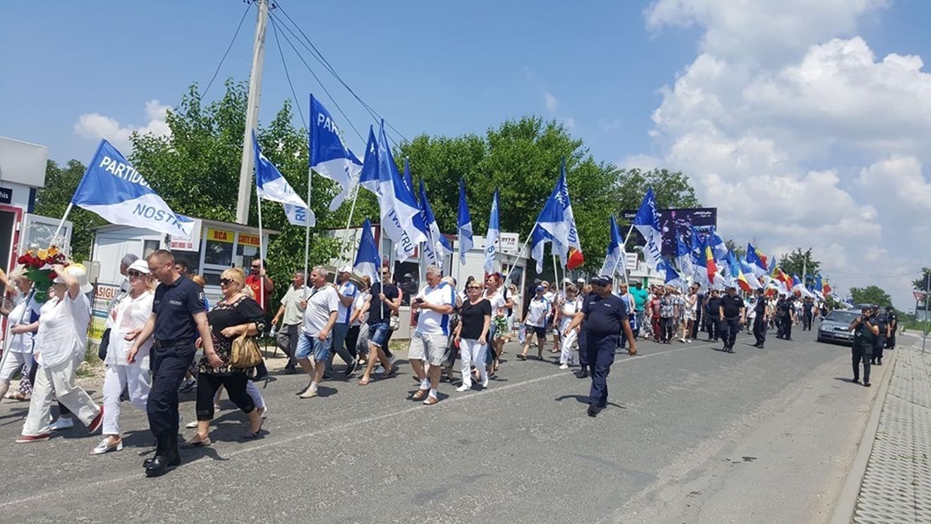 VIDEO Acuzat de furtul a milioane de euro și de asasinat la comandă, Renato Usatîi a fost reținut în vama Sculeni, în timp ce era aclamat de susținătorii săi