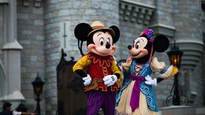 Un român deghizat în Mickey Mouse, arestat în Italia pentru mai multe jafuri / Se folosea de costume pentru a se apropia de familiile cu copii și de a-i jefui / Când a fost prins, era în compania unei femei îmbrăcate în Minnie Mouse