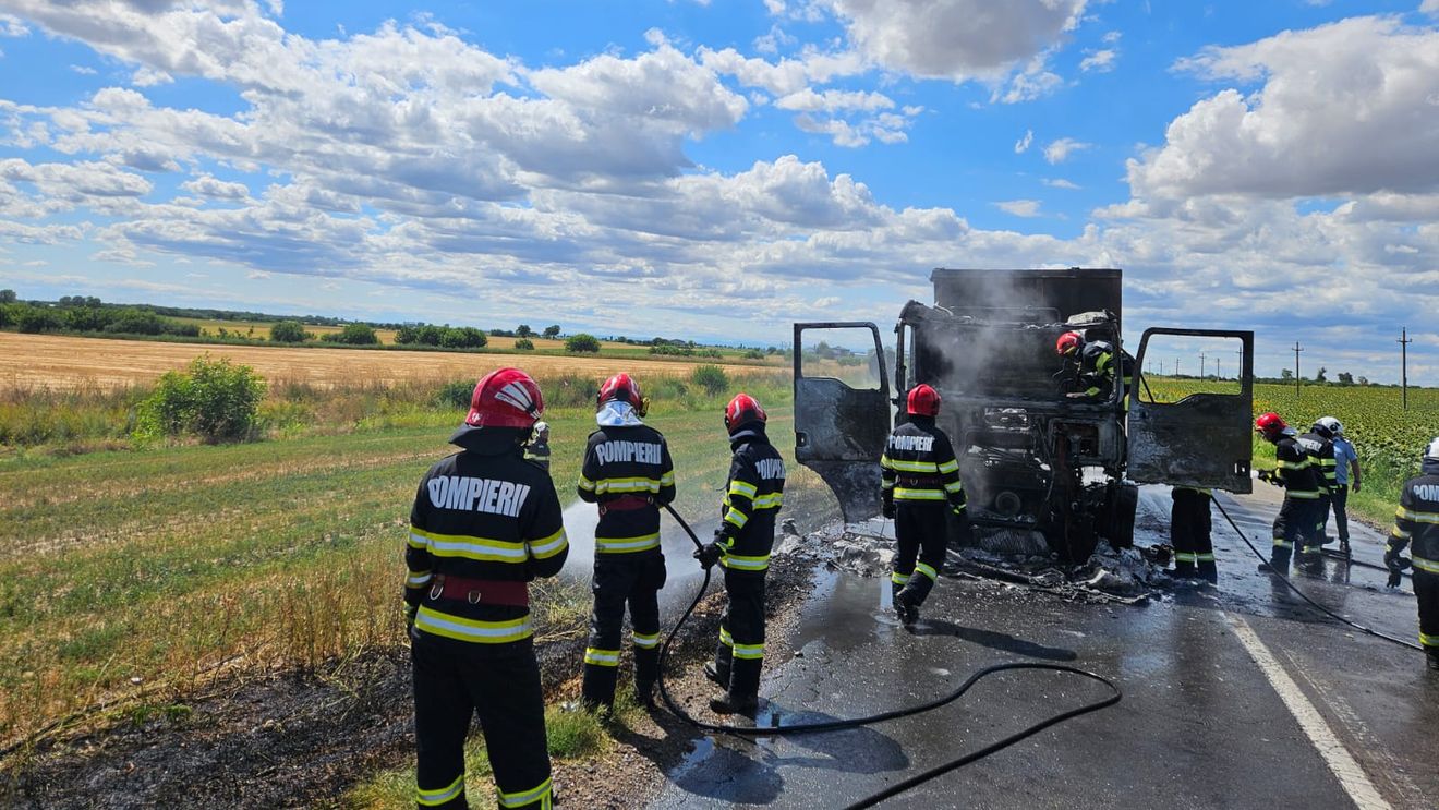 Trafic blocat pe DN 23,  între localitatea Muchea şi municipiul Brăila, după ce un camion a luat foc