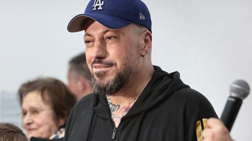 Controversatul Liviu Alexa, cu serie de procese pentru calomnie și defăimare, din care multe pierdute, promovat de Muzeul de Artă Cluj-Napoca, din subordinea Consiliului Județean condus de liberalul Alin Tișe / Fost șef PSD Cluj, acum apropiat de propagandiștii pro-ruși 