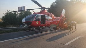 Copil de un an și opt luni, în stare gravă după ce a căzut de la etajul al doilea al unui bloc din Giurgiu / A fost dus cu elicopterul SMURD la București / Polițiștii au deschis dosar penal