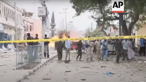 Cel puţin 10 persoane au fost ucise într-un dublu atentat sinucigaş cu maşină-capcană în capitala somaleză Mogadiscio