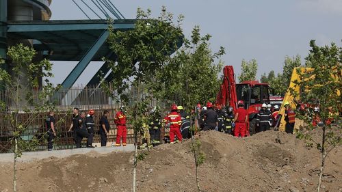 UPDATE Accident lângă Biblioteca Națională din București: un mal de pământ s-a surpat peste muncitori, unul a murit. Compania angajatoare este deținută de Primăria Sectorului 3