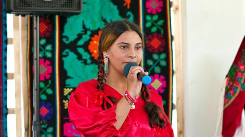 INTERVIU Profesorii au făcut chetă ca eleva lor să meargă la olimpiadă, iar ea a luat locul I pe țară. Sena Moldovan, clasa a VII-a într-un sat bihorean: Părinții mei nu și-au putut continua studiile, telefon nu am, eu îmi fac singură temele. Școala înseamnă viitorul