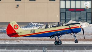 VIDEO La Aerostar din Bacău se face mentenanță la 4-5 avioane cu elice Iak-52 pe an / Aeronava produsă în România a devenit faimoasă în războiul din Ucraina, unde vânează drone rusești