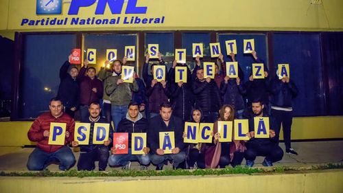 FOTO PSD Constanța, glume de campanie în fața sediului PNL: ”Constanța votează Dăncilă. Dumnezeu să binecuvânteze România”/ În turul întâi, Viorica Dăncilă a ieșit pe locul trei în orașul Constanța, după Klaus Iohannis și Dan Barna