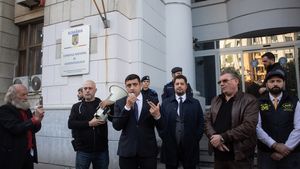 GALERIE FOTO Protestul partidului extremist AUR la CNA/ Instituția are pe ordinea de zi o presupusă propagandă politică la televiziunea Realitatea Plus, care promovează constant acțiunile partidului extremist