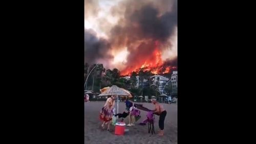 Sute de localnici turci evacuați pe mare din fața unui incendiu violent de pădure. Focul se apropie de o centrală cu mii de tone de cărbune