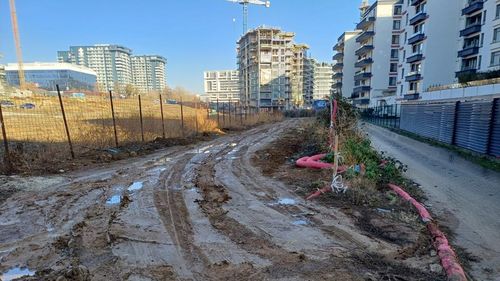 Imagini de Ev Mediu: Multe din străzile Capitalei şi din Ilfov sunt pline de noroi şi pietriş din cauza şantierelor care nu respectă legea. Specialiştii atrag atenţia asupra poluării şi a siguranţei în trafic