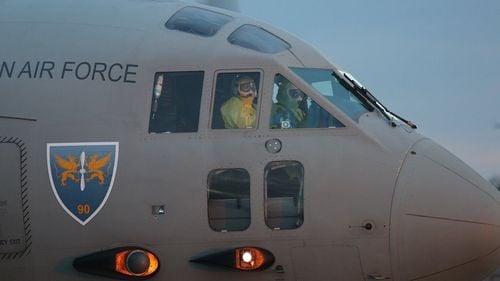 Incendii de vegetaţie uscată pe mai mult de 680 de hectare, în mai multe zone din Mehedinți / Două aeronave ale Forţelor Aeriene Române au fost trimise în sprijin