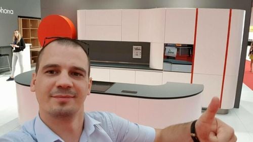 VIDEO Patronul magazinelor de mobilă Bismobil Kitchen, acuzat că a înșelat sute de clienți din România, a evadat de sub supravegherea poliției din Republica Moldova în fața unui tribunal