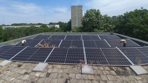 O asociaţie de proprietari din Bucureşti care şi-a montat panouri fotovoltaice pe bloc nu plăteşte curentul pentru părţile comune și câştigă de pe urma surplusului / Proiect pilot al unui ONG